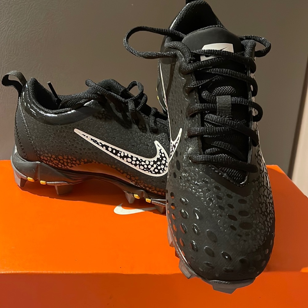 Nike woman’s baseball cleats. Back/white size 6.5